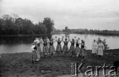 1959, Otwock Wielki, Polska.
Dziewczęta z zakładu poprawczego na wyspie Rokola.
Fot. Irena Jarosińska, zbiory Ośrodka KARTA