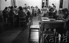 1959, Otwock Wielki, Polska.
Dziewczęta z zakładu poprawczego na wyspie Rokola.
Fot. Irena Jarosińska, zbiory Ośrodka KARTA