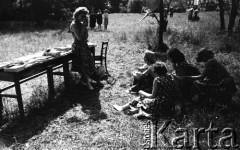 1959, Otwock Wielki, Polska.
Dziewczęta z zakładu poprawczego na wyspie Rokola.
Fot. Irena Jarosińska, zbiory Ośrodka KARTA