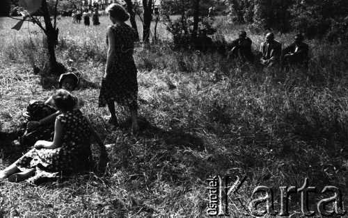 1959, Otwock Wielki, Polska.
Dziewczęta z zakładu poprawczego na wyspie Rokola.
Fot. Irena Jarosińska, zbiory Ośrodka KARTA