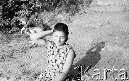1959, Otwock Wielki, Polska.
Dziewczyna z zakładu poprawczego na wyspie Rokola.
Fot. Irena Jarosińska, zbiory Ośrodka KARTA