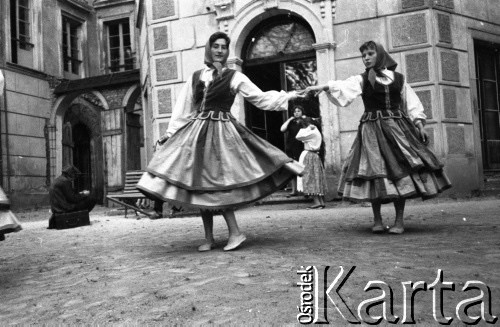 1959, Otwock Wielki, Polska.
Dziewczęta z zakładu poprawczego na wyspie Rokola.
Fot. Irena Jarosińska, zbiory Ośrodka KARTA