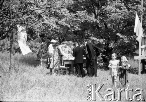 1959, Otwock Wielki, Polska.
Dziewczęta z zakładu poprawczego na wyspie Rokola.
Fot. Irena Jarosińska, zbiory Ośrodka KARTA