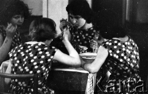 1959, Otwock Wielki, Polska.
Dziewczęta z zakładu poprawczego na wyspie Rokola.
Fot. Irena Jarosińska, zbiory Ośrodka KARTA