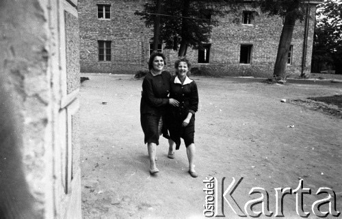 1959, Otwock Wielki, Polska.
Dziewczyna z zakładu poprawczego na wyspie Rokola.
Fot. Irena Jarosińska, zbiory Ośrodka KARTA