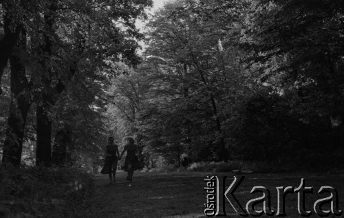 1959, Otwock Wielki, Polska.
Dziewczęta z zakładu poprawczego na wyspie Rokola.
Fot. Irena Jarosińska, zbiory Ośrodka KARTA