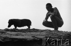 Lata 80., Polska.
Stanisław Pieniążek - mąż fotografki Ireny Jarosińskiej - z jamnikiem Agatą.
Fot. Irena Jarosińska, zbiory Ośrodka KARTA