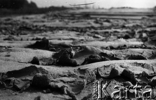 Lata 80., Polska.
Piasek.
Fot. Irena Jarosińska, zbiory Ośrodka KARTA