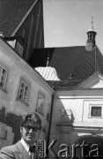 Lata 80., Warszawa, Polska.
Ulica Kanonia. W tle Bazylika Archikatedralna pod wezwaniem Męczeństwa św. Jana Chrzciciela.
Fot. Irena Jarosińska, zbiory Ośrodka KARTA