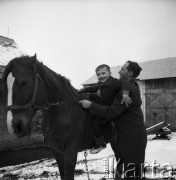 Lata 50. lub 60., Puławy, Polska.
Rodzina.
Fot. Irena Jarosińska, zbiory Ośrodka KARTA