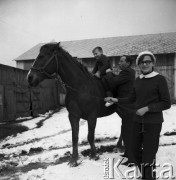 Lata 50. lub 60., Puławy, Polska.
Rodzina.
Fot. Irena Jarosińska, zbiory Ośrodka KARTA