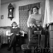 Lata 50. lub 60., Puławy, Polska.
Rodzina.
Fot. Irena Jarosińska, zbiory Ośrodka KARTA