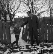 Lata 50. lub 60., Puławy, Polska.
Rodzina.
Fot. Irena Jarosińska, zbiory Ośrodka KARTA