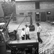 Lata 70., województwo zielonogórskie, Polska.
Właściciel fermy świńskiej (z prawej).
Fot. Irena Jarosińska, zbiory Ośrodka KARTA