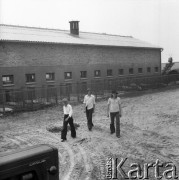 Lata 70., województwo zielonogórskie, Polska.
Właściciel fermy świńskiej (z prawej).
Fot. Irena Jarosińska, zbiory Ośrodka KARTA