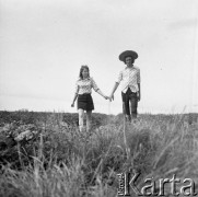 Lata 70., województwo zielonogórskie, Polska.
Właściciel fermy świńskiej (z prawej).
Fot. Irena Jarosińska, zbiory Ośrodka KARTA
