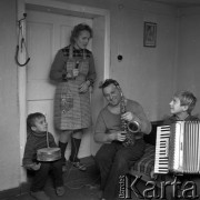 Lata 60. lub 70., Polska.
Rodzina.
Fot. Irena Jarosińska, zbiory Ośrodka KARTA