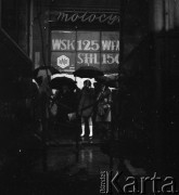 Lata 70., Wrocław, Polska.
Ludzie z parasolami.
Fot. Irena Jarosińska, zbiory Ośrodka KARTA