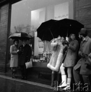 Lata 70., Wrocław, Polska.
Ludzie z parasolami.
Fot. Irena Jarosińska, zbiory Ośrodka KARTA