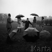 Lata 70., Wrocław, Polska.
Ludzie z parasolami.
Fot. Irena Jarosińska, zbiory Ośrodka KARTA