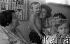 Lata 60. lub 70., Polska.
Rodzina.
Fot. Irena Jarosińska, zbiory Ośrodka KARTA