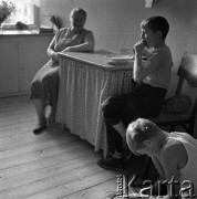 Lata 60., Warszawa, Polska.
Rodzina z alei Karola Świerczewskiego 95/99 (dziś Aleje Solidarności).
Fot. Irena Jarosińska, zbiory Ośrodka KARTA