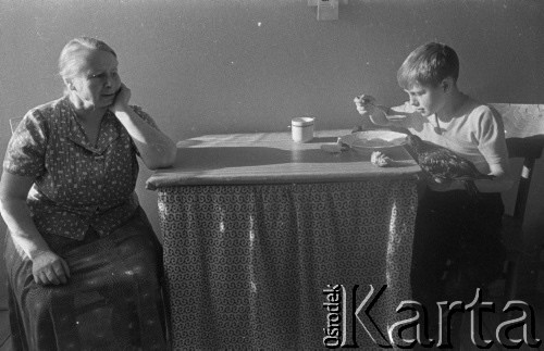 Lata 60., Warszawa, Polska.
Rodzina z alei Karola Świerczewskiego 95/99 (dziś Aleje Solidarności).
Fot. Irena Jarosińska, zbiory Ośrodka KARTA