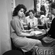 Lata 50. lub 60., Polska.
Zabawa wiejska.
Fot. Irena Jarosińska, zbiory Ośrodka KARTA.