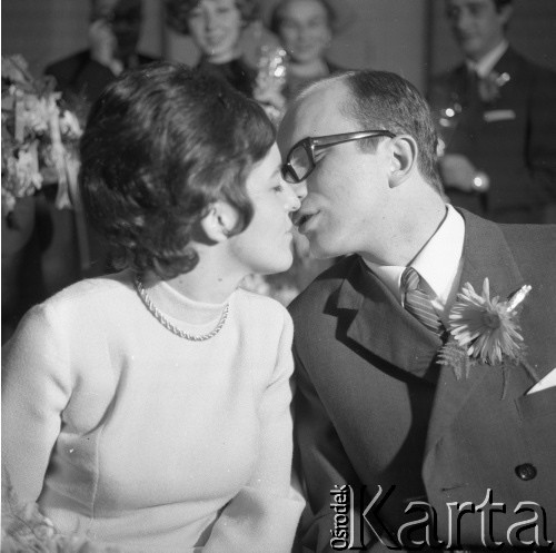 Lata 60., Wrocław, Polska.
Ślub w Urzędzie Stanu Cywilnego.
Fot. Irena Jarosińska, zbiory Ośrodka KARTA.