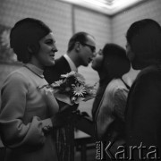 Lata 60., Wrocław, Polska.
Ślub w Urzędzie Stanu Cywilnego.
Fot. Irena Jarosińska