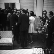 Lata 60., Wrocław, Polska.
Śluby w Urzędzie Stanu Cywilnego.
Fot. Irena Jarosińska
