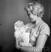 Lata 60., Polska.
Mirosława Wieczorek z dzieckiem.
Fot. Irena Jarosińska, zbiory Ośrodka KARTA