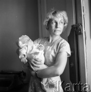 Lata 60., Polska.
Mirosława Wieczorek z dzieckiem.
Fot. Irena Jarosińska, zbiory Ośrodka KARTA
