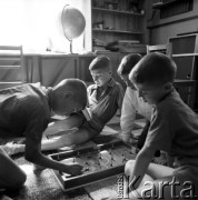 Lata 60., Wrocław, Polska.
Bracia Majewscy (Jacek, Kazimierz, Wojciech i Maciej) - czworaczki.
Fot. Irena Jarosińska, zbiory Ośrodka KARTA