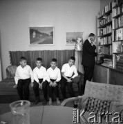 Lata 60., Wrocław, Polska.
Bracia Majewscy (Jacek, Kazimierz, Wojciech i Maciej) - czworaczki.
Fot. Irena Jarosińska, zbiory Ośrodka KARTA