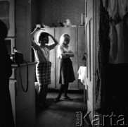 Lata 60., Polska.
Dziewczęta.
Fot. Irena Jarosińska, zbiory Ośrodka KARTA