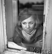 Lata 60., Polska.
Dziewczyna.
Fot. Irena Jarosińska, zbiory Ośrodka KARTA