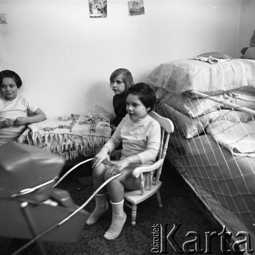 Lata 60., Polska.
Rodzinny dom dziecka państwa Dowlasów.
Fot. Irena Jarosińska, zbiory Ośrodka KARTA