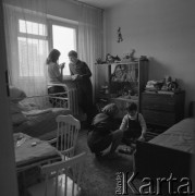 Lata 60., Polska.
Rodzinny dom dziecka państwa Dowlasów.
Fot. Irena Jarosińska, zbiory Ośrodka KARTA