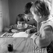 Lata 60., Polska.
Rodzinny dom dziecka państwa Dowlasów.
Fot. Irena Jarosińska, zbiory Ośrodka KARTA