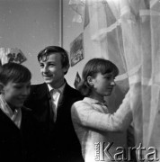 Lata 50. lub 60., Warszawa, Polska.
Świetlica komitetu blokowego przy alei Karola Świerczewskiego 95/99 (dziś aleja Solidarności).
Fot. Irena Jarosińska, zbiory Ośrodka KARTA