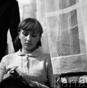 Lata 50. lub 60., Warszawa, Polska.
Świetlica komitetu blokowego przy alei Karola Świerczewskiego 95/99 (dziś aleja Solidarności).
Fot. Irena Jarosińska, zbiory Ośrodka KARTA