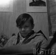 Lata 50. lub 60., Warszawa, Polska.
Świetlica komitetu blokowego przy alei Karola Świerczewskiego 95/99 (dziś aleja Solidarności).
Fot. Irena Jarosińska, zbiory Ośrodka KARTA