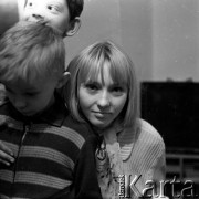 Lata 50. lub 60., Warszawa, Polska.
Świetlica komitetu blokowego przy alei Karola Świerczewskiego 95/99 (dziś aleja Solidarności).
Fot. Irena Jarosińska, zbiory Ośrodka KARTA
