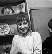 Lata 50. lub 60., Warszawa, Polska.
Świetlica komitetu blokowego przy alei Karola Świerczewskiego 95/99 (dziś aleja Solidarności).
Fot. Irena Jarosińska, zbiory Ośrodka KARTA