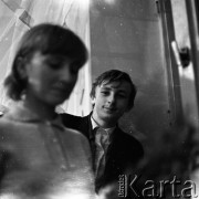 Lata 50. lub 60., Warszawa, Polska.
Świetlica komitetu blokowego przy alei Karola Świerczewskiego 95/99 (dziś aleja Solidarności).
Fot. Irena Jarosińska, zbiory Ośrodka KARTA