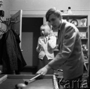 Lata 50. lub 60., Warszawa, Polska.
Świetlica komitetu blokowego przy alei Karola Świerczewskiego 95/99 (dziś aleja Solidarności).
Fot. Irena Jarosińska, zbiory Ośrodka KARTA