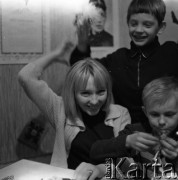 Lata 50. lub 60., Warszawa, Polska.
Świetlica komitetu blokowego przy alei Karola Świerczewskiego 95/99 (dziś aleja Solidarności).
Fot. Irena Jarosińska, zbiory Ośrodka KARTA