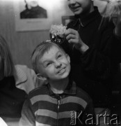 Lata 50. lub 60., Warszawa, Polska.
Świetlica komitetu blokowego przy alei Karola Świerczewskiego 95/99 (dziś aleja Solidarności).
Fot. Irena Jarosińska, zbiory Ośrodka KARTA