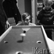 Lata 50. lub 60., Warszawa, Polska.
Świetlica komitetu blokowego przy alei Karola Świerczewskiego 95/99 (dziś aleja Solidarności).
Fot. Irena Jarosińska, zbiory Ośrodka KARTA